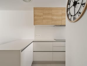 Wasserkocher mit Kaffee-/Teezubehör, Kühlschrank, Mikrowelle, Ofen
