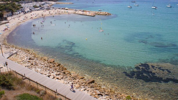 A coastal beach with clear waters, a rocky shoreline, and boats in the distance. - Studio with AC and terrace - 4 guests (Saint-Cyr-sur-Mer)