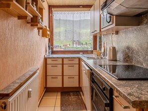 Cafetière/bouilloire, réfrigérateur, micro-ondes, four
