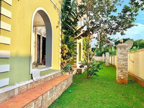 Property grounds - Perfect 2-bedroom apartment in Entebbe for a relaxing stay (Entebbe)