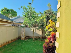 Property grounds - Perfect 2-bedroom apartment in Entebbe for a relaxing stay (Entebbe)