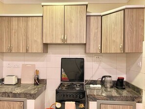 Private kitchen - Perfect 2-bedroom apartment in Entebbe for a relaxing stay (Entebbe)
