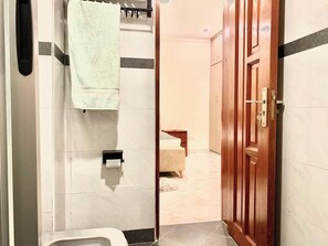 Towels, soap, toilet paper - Perfect 2-bedroom apartment in Entebbe for a relaxing stay (Entebbe)