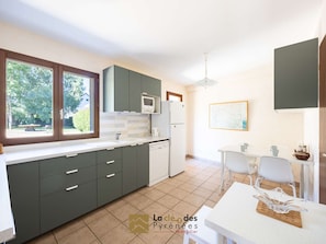Coffee/tea maker, oven, stovetop, dishwasher - Large house, pets allowed - 10 guests (Vielle-Aure)