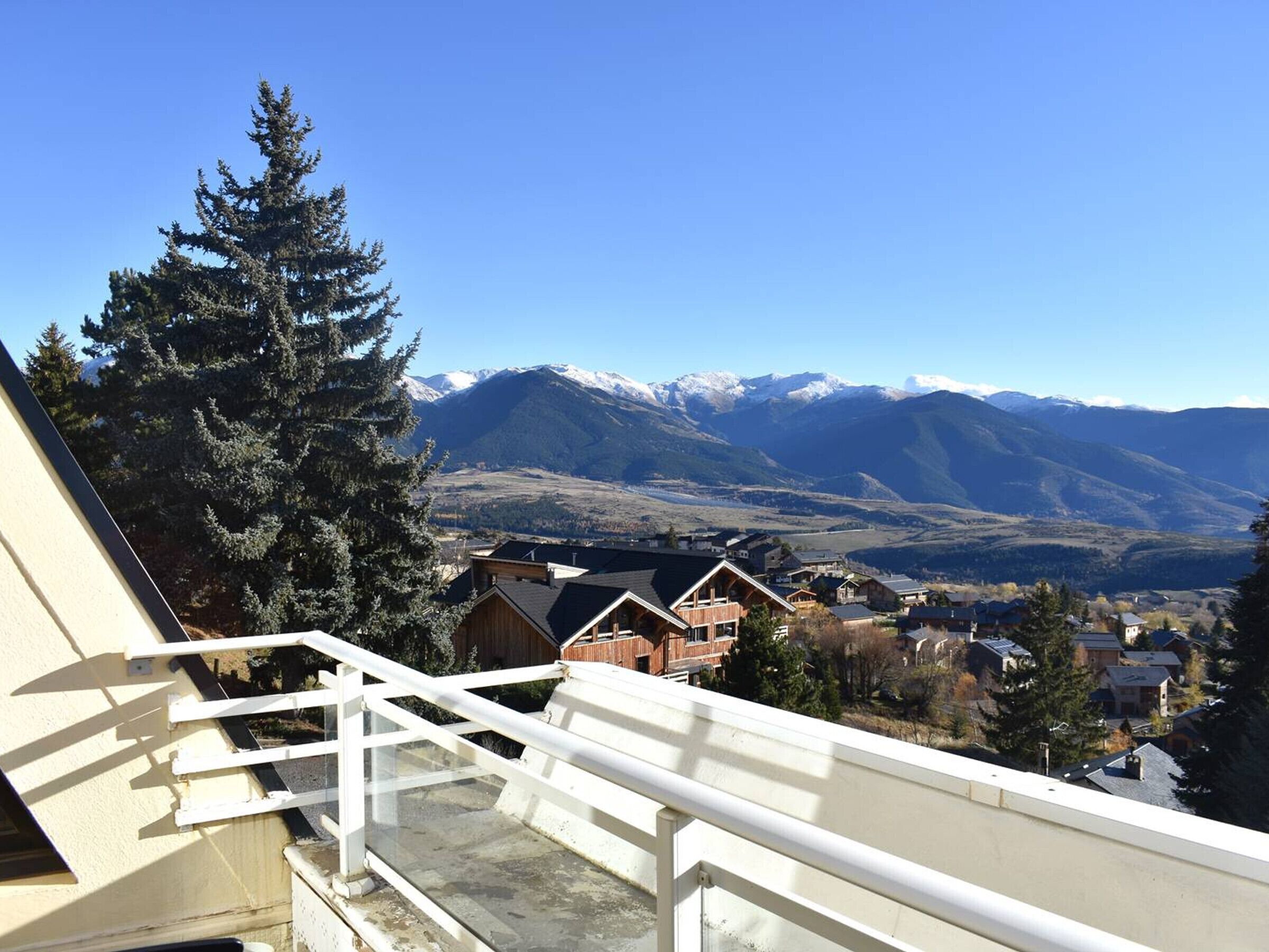 A residential area with houses and a mountain range in the background.