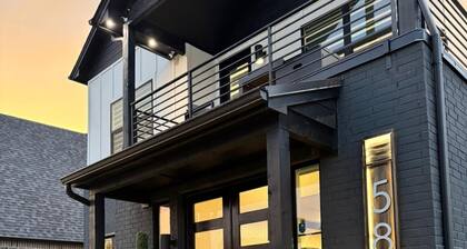 The Madrigal House. Spacious Luxury Stay in Bixby, OK. Near Tulsa