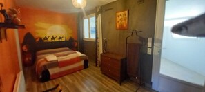 A bedroom with a bed, a dresser, a mirror, and a wall with a painting. - Air-conditioned Provençal villa with a pool (8 m x 4 m)—a haven of peace.... (Ventabren)