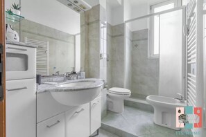 Haartrockner, Handtücher, Toilettenpapier