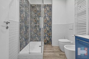 Haartrockner, Handtücher, Toilettenpapier