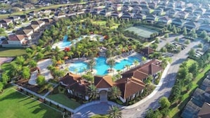 Área residencial com piscina central rodeada por casas.