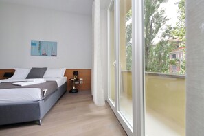 A hotel room with a bed, bedside table, and a painting on the wall. - 4BNB - Luxury Chinotto Apartment (Roma)