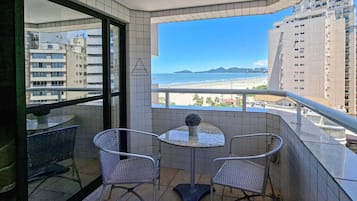 Deluxe appartement, balkon, uitzicht op het strand | Buiten dineren