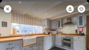 Fridge, microwave, oven, stovetop - Cornwall Cottage - Sleeps 6 - Garden - Pets (Bodmin)