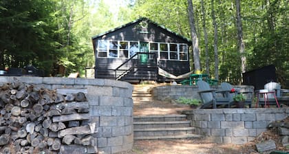 3-bedroom lakefront cabin in tranquil Litchfield perfect for relaxing stays