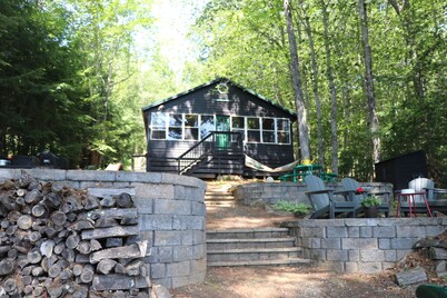3-bedroom lakefront cabin in tranquil Litchfield perfect for relaxing stays