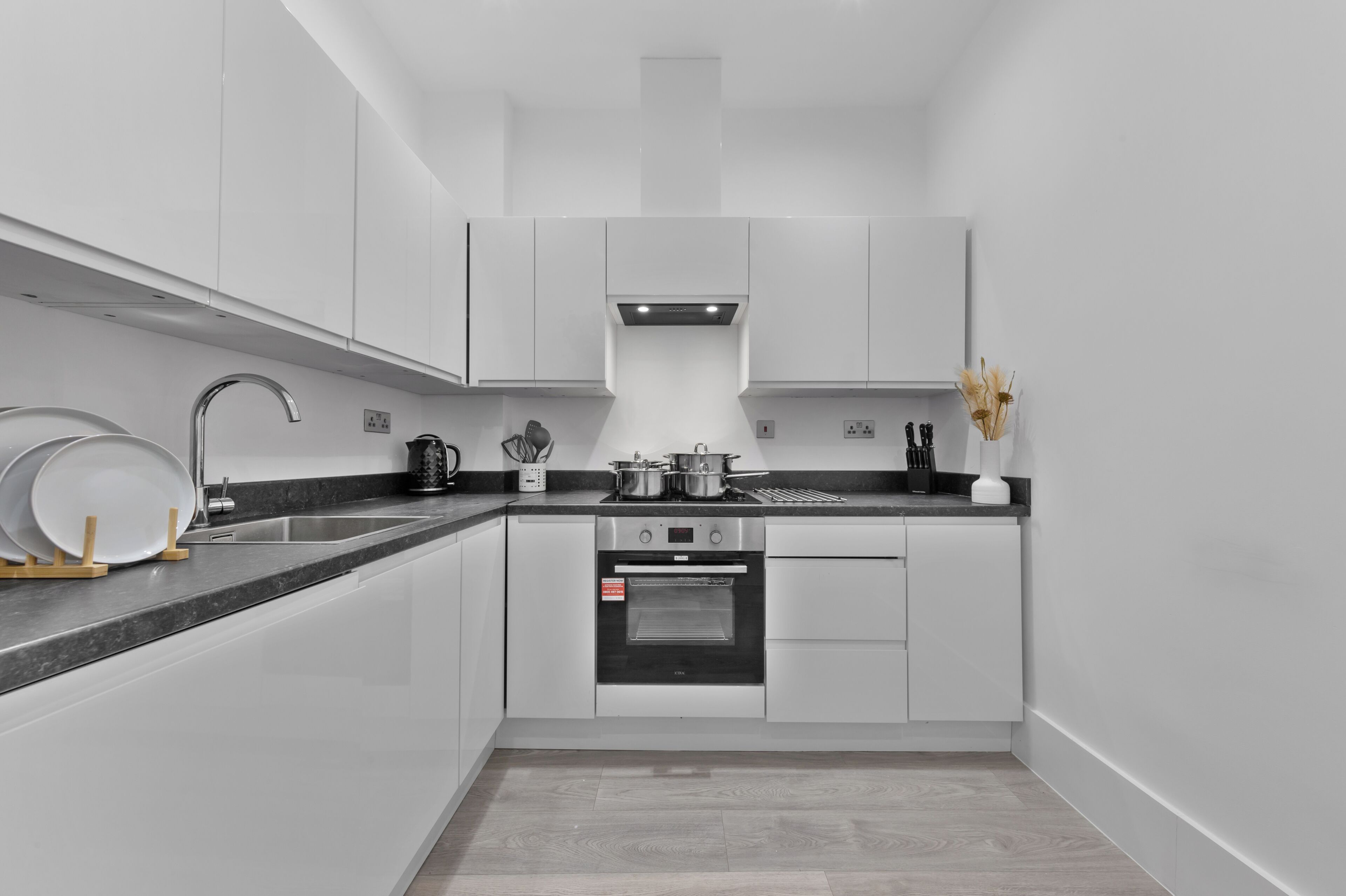 Frigorífico, horno, placa de cocina y hervidor eléctrico