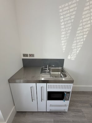Kühlschrank, Ofen, Herdplatte, Wasserkocher