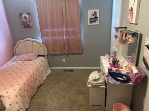 3 bedrooms, desk, WiFi, bed sheets - Charming 3-bedroom house with AC in peaceful Spring Grove (Spring Grove)