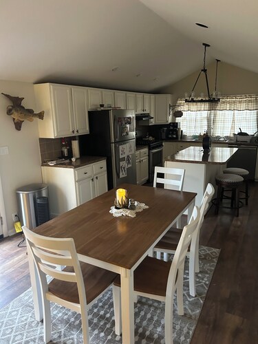 Charming 3-bedroom house with AC outside of Spring Grove in a peaceful area