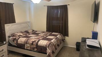 3 bedrooms, desk, WiFi, bed sheets