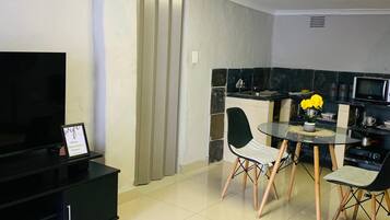 Studio, 1 slaapkamer, patio | Kamervoorziening