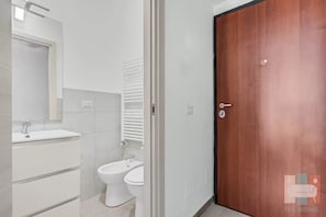 Haartrockner, Handtücher, Toilettenpapier