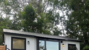 Terrace/patio - The sundowner #5 Private Beach (Kawartha Lakes)