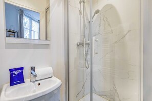 Apartemen | Kamar mandi | Handuk dan sampo