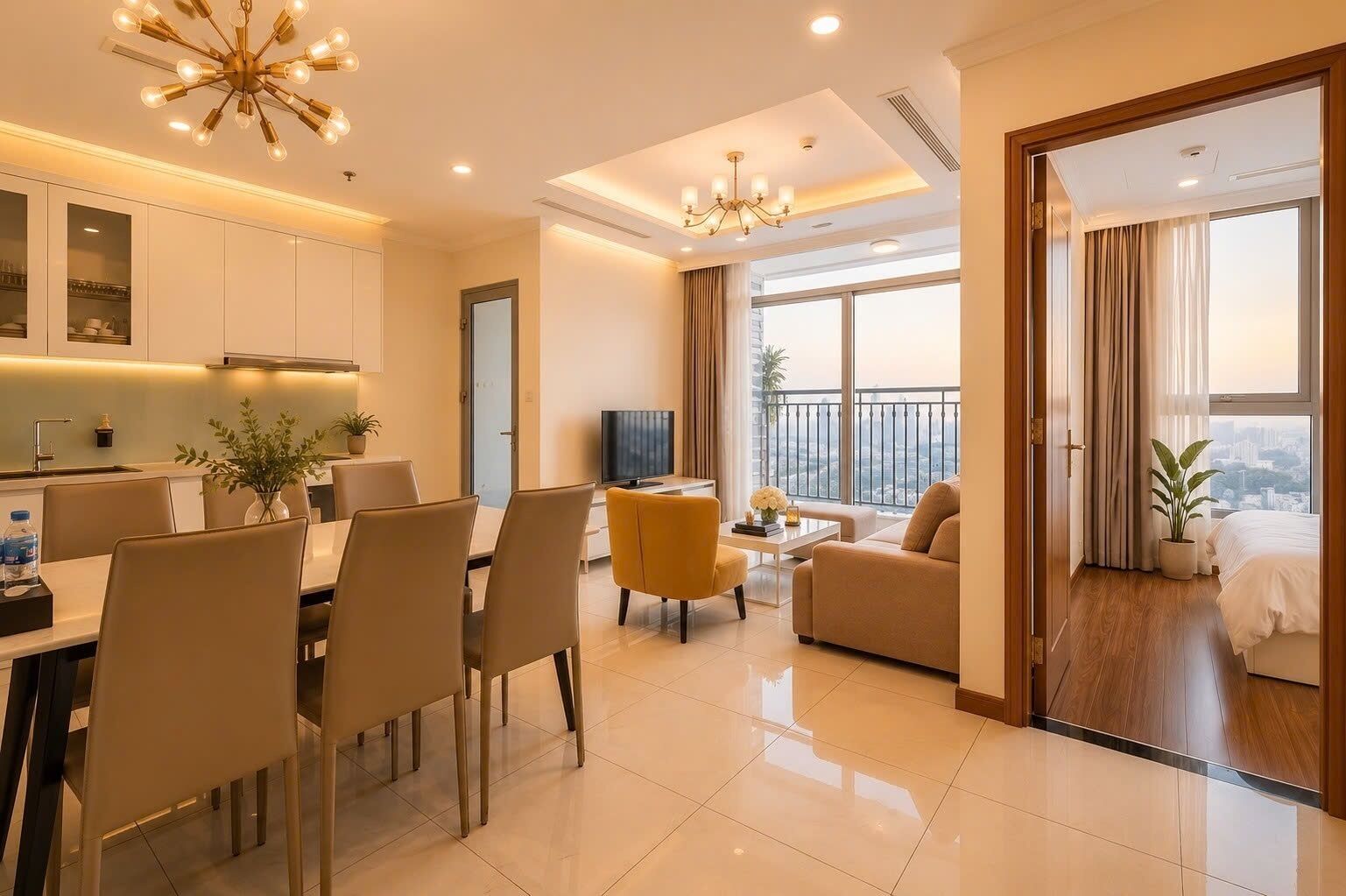 Une chambre d’hôtel moderne dotée d’un coin repas, d’un espace de vie et d’un balcon offrant une vue sur la ville.