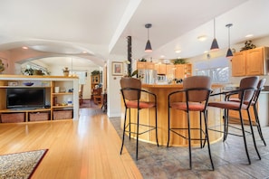 Dining - Beautiful peaceful 5-bedroom Boulder home with hot tub & amazing views! (Boulder)