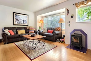 Smart TV, fireplace, computer monitors, printers - Beautiful peaceful 5-bedroom Boulder home with hot tub & amazing views! (Boulder)
