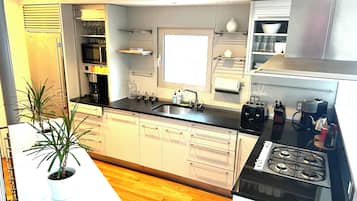 Cafetera/tetera, refrigerador, microondas, horno