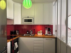 Private kitchen - Tranquil 1-bedroom apartment in charming Stockholm center (Stockholm)