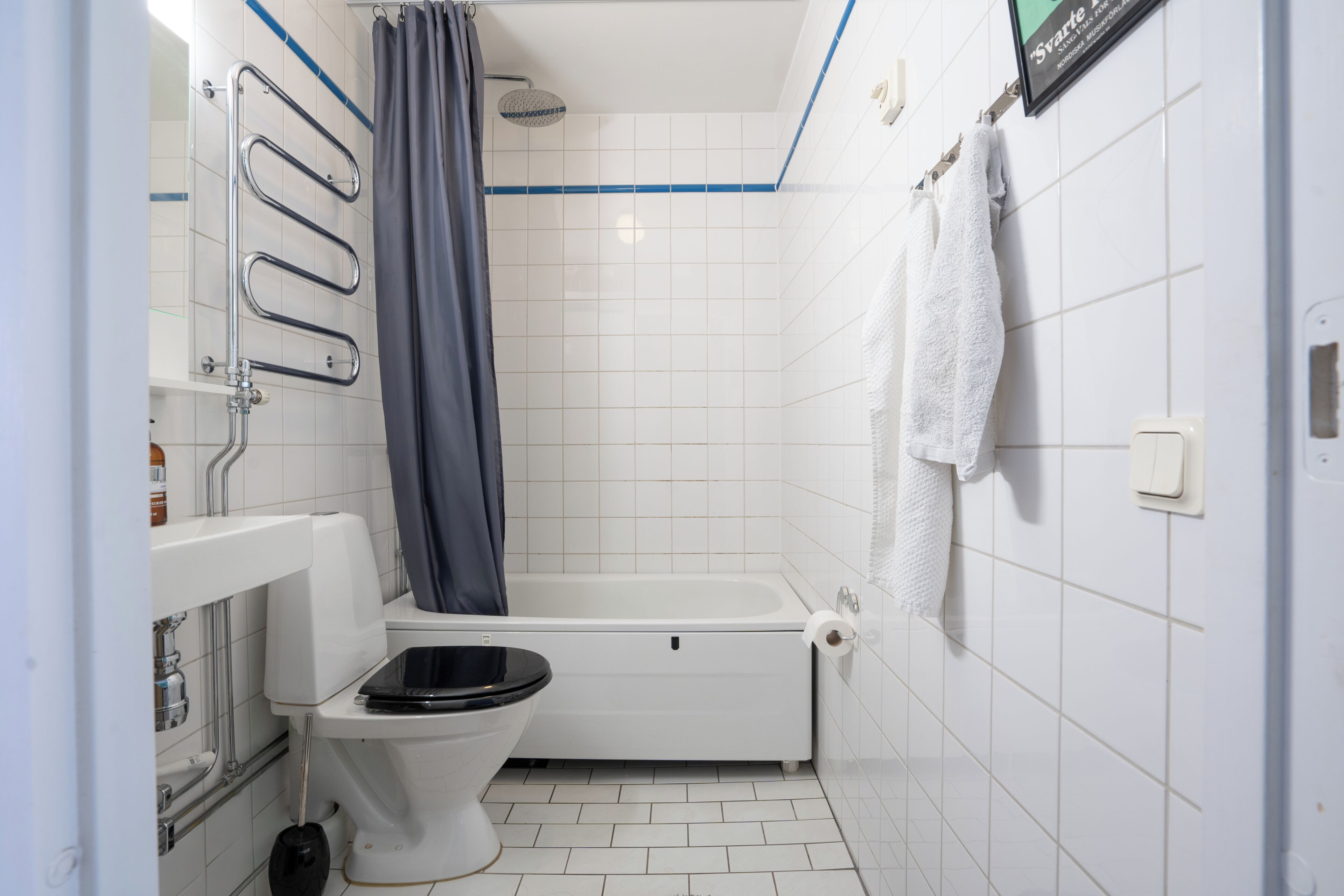 Sèche-cheveux, serviettes fournies, savon, papier toilette
