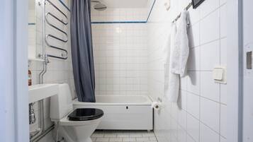 Sèche-cheveux, serviettes fournies, savon, papier toilette