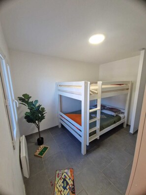 Free WiFi, bed sheets - House for Rent with a Private, Heated Pool in Vallon-Pont-d'Arc, Ardèche (Vallon-Pont-d'Arc)