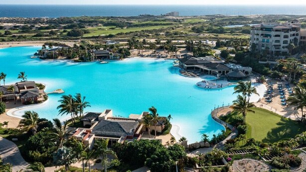 Ein Resort mit mehreren Pools, einem Strandbereich und Blick auf den Ozean.