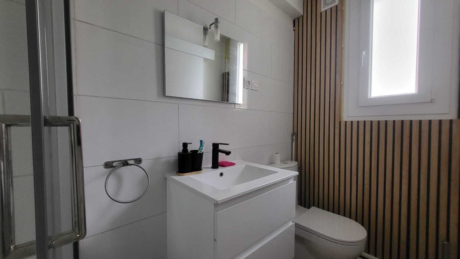 Douche, sèche-cheveux, serviettes fournies, savon