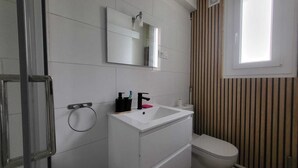 Shower, hair dryer, towels, soap - Private Room in a Local's Home (Le Trait)
