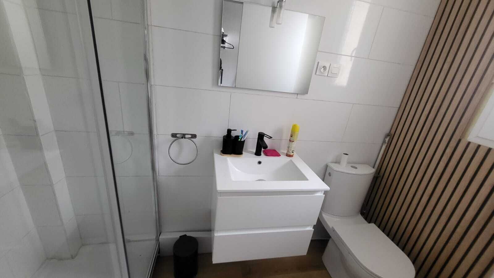 Douche, sèche-cheveux, serviettes fournies, savon