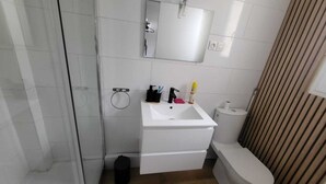 Shower, hair dryer, towels, soap - Private Room in a Local's Home (Le Trait)