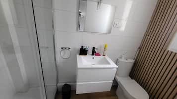 Douche, sèche-cheveux, serviettes fournies, savon