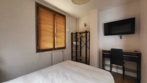 1 bedroom, WiFi, bed sheets - Private Room in a Local's Home (Le Trait)