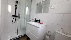 Shower, hair dryer, towels, soap - Private Room in a Local's Home (Le Trait)
