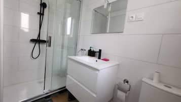 Een douche, een haardroger, handdoeken, zeep