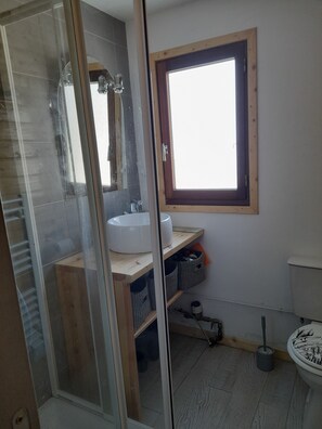 Shower, hair dryer, towels, toilet paper - Family-friendly chalet near shops and the slopes (Vars)