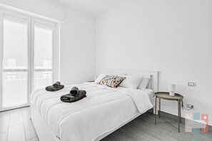 Tabla de planchar con plancha, internet y ropa de cama