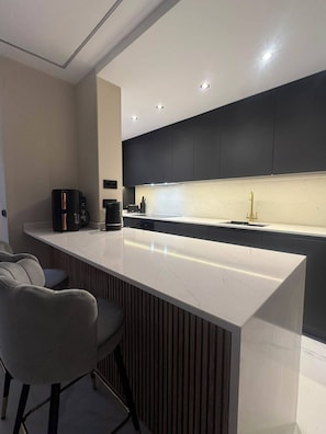 Kühlschrank, Ofen, Herdplatte, Geschirrspüler