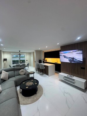 Smart-TV, Videospiele, Musikbibliothek, Stereoanlage