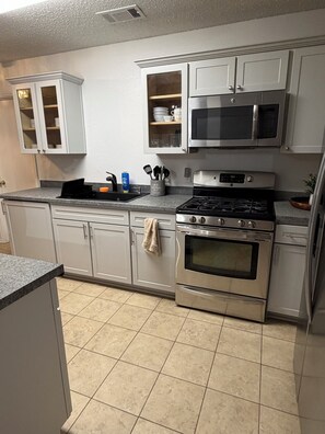Private kitchen - Charming 3-bed, large backyard Midpoint (Glenn Heights)